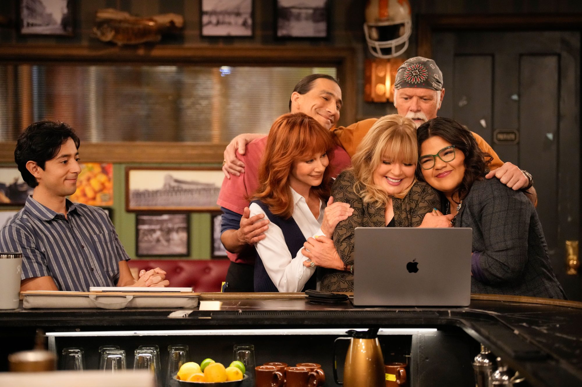 Lightning Recs: Happy’s Place – Season 2 [the first five episodes]